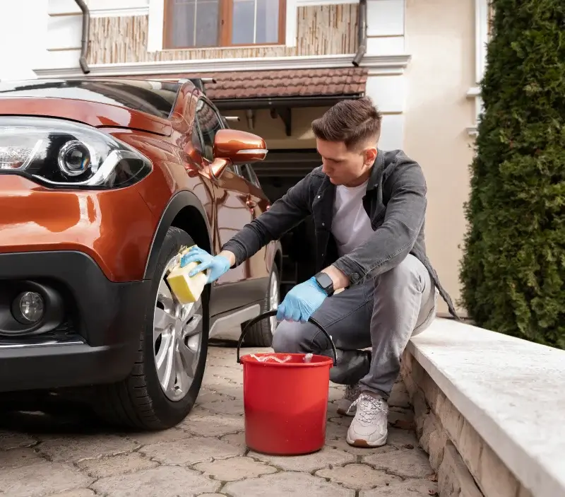 Lavage auto à domicile Le Falgoux : professionnel intervenant sur un véhicule